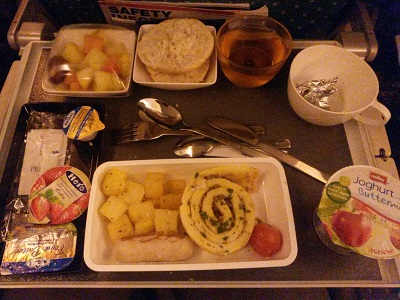 So ein leckeres Menu im Flugzeug auf dem Start unseres Backpacker Jahres in Australien Mahlzeit vor der Landung im Flugzeug