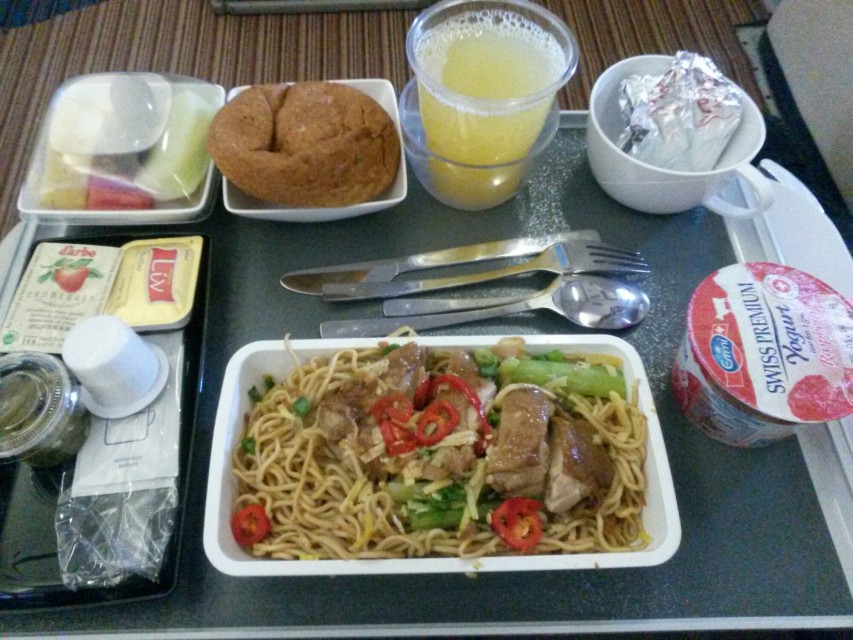 Essen im Flugzeug auf dem Weg nach Australien Das letzte Essen im Flugzeug