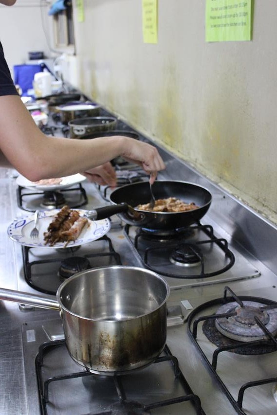 Selber kochen spart viel Geld - Backpacker sind immer knapp bei Kasse Saubere Hostel Küche