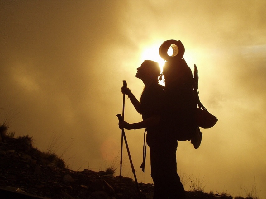 Backpacker Rucksack von der Seite beim Sonnenaufgab - Aufstieg auf den Berg Backpacker Rucksack mit schlaufe für Isomatte