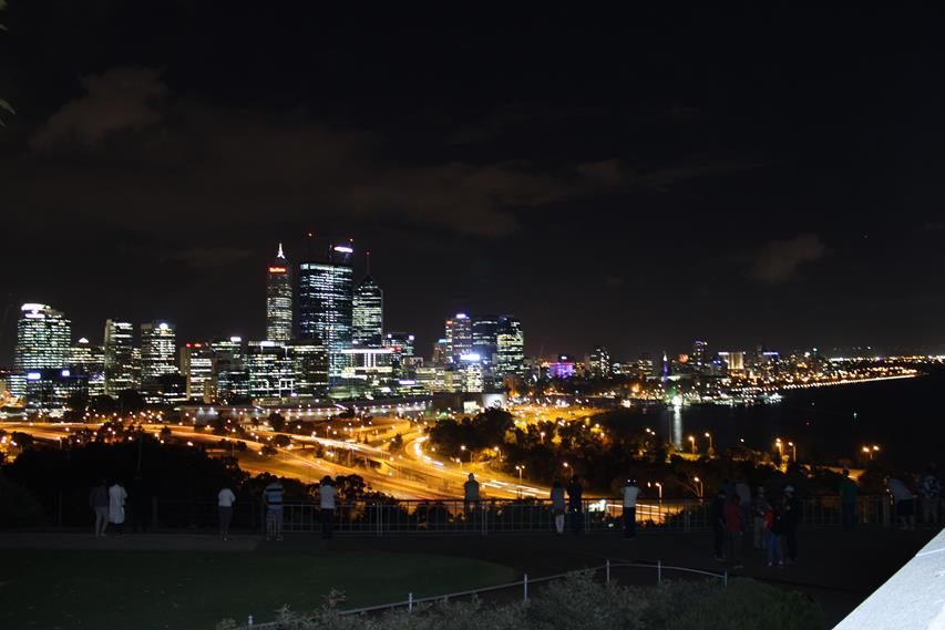 Skyline Australien Backpacker bei Nacht
