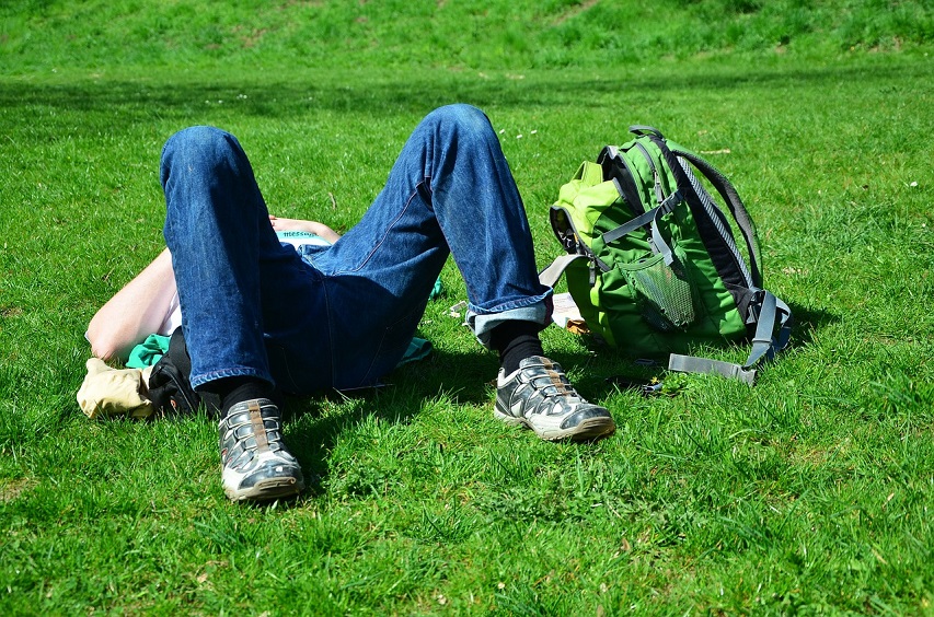 Beim jeder Wanderung helfen eingeplante Pausen den Rücken vom Rucksack zu entlasten Den Wanderrucksack auch mal absetzen