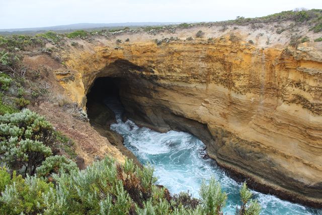 Wasser spült die Bucht der Ocean Road aus Wasser spült eine Bucht in der autralischen Ocean Road aus