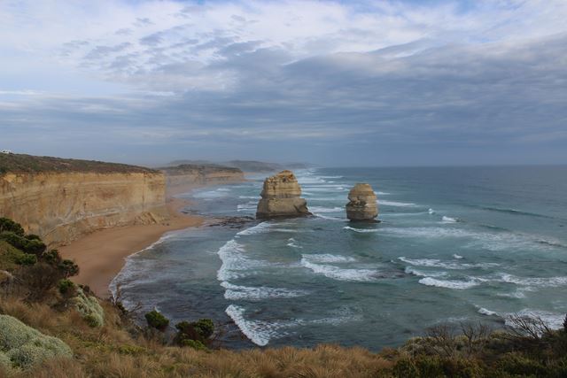 Küstenpanorama Australien große Wellen schlagen an die Felsenküste Australien