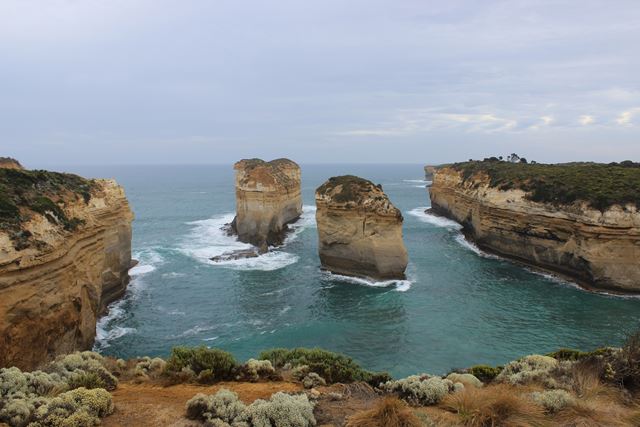 Felsenformation auf der Ocean Road Australien Australien Backpack auf der Great Ocean Road
