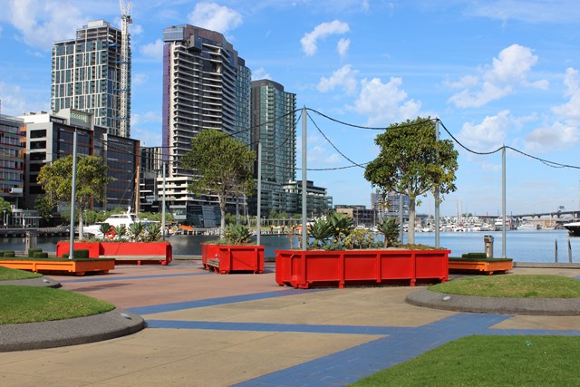 Hochhäuser und Blumen in Melbourne