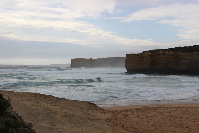 Der Nebel und die riesigen Wellen sind beeindruckend Nebel und riesige Wellen bei der Reise auf der Ocean Road in Australien