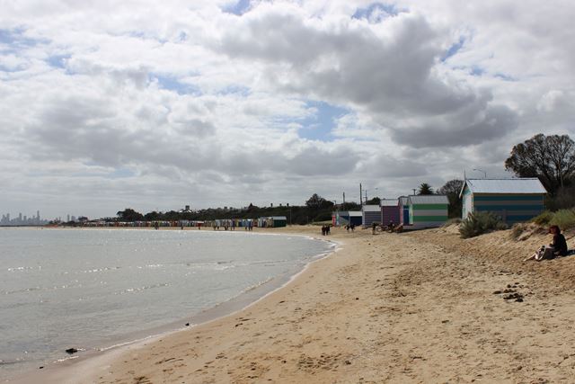 Strand in Australien St.Kilda mit Skyline