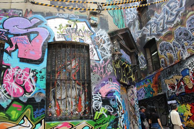 Graffiti in Melbourne Australien Backpacker Rucksack Backpacker Rucksack voll Graffiti Dosen und losgesprüht