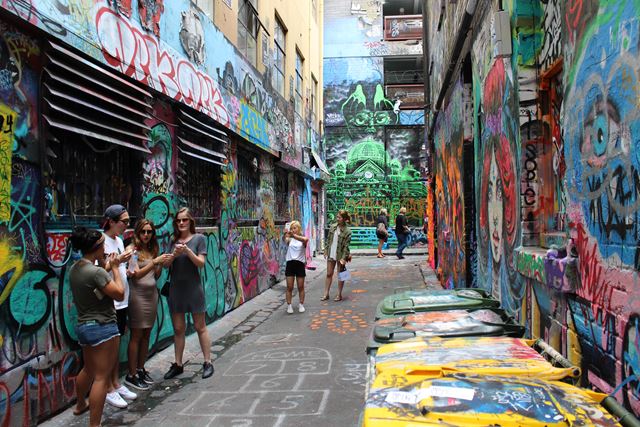 Graffiti in Melbourne Australien Backpacker Rucksack Mülltonnen vollgesprüht Graffiti Kunst als Touristenattraktion